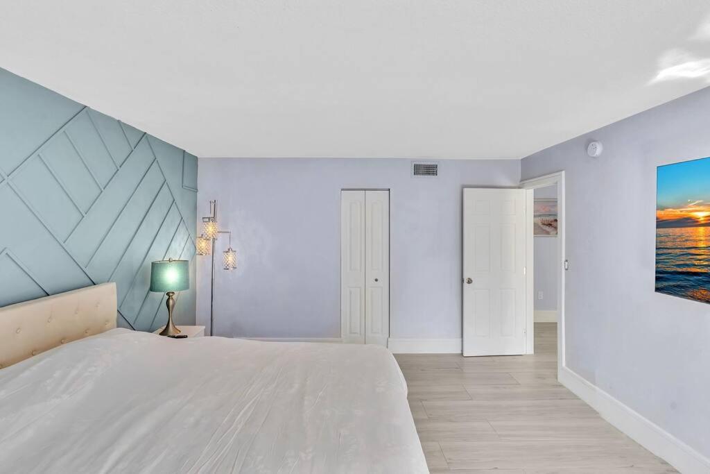 One Bedroom Steps Away From The Beach! Sunny Isles Beach Exterior photo